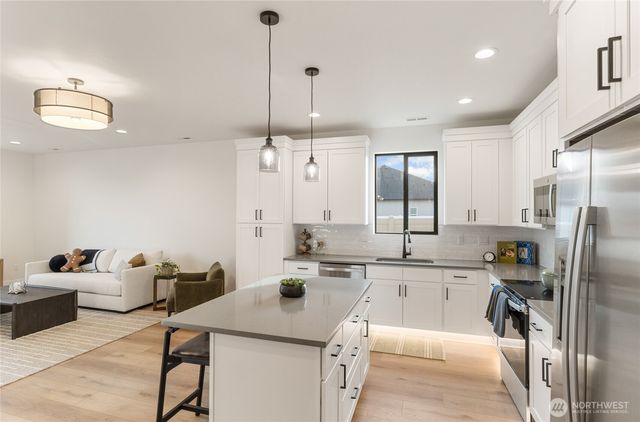 581 S Oasis Loop, East Wenatchee, WA 98802