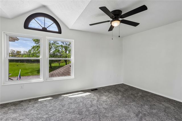 12 Pin Oak Ct, Cranberry Twp, PA 16066