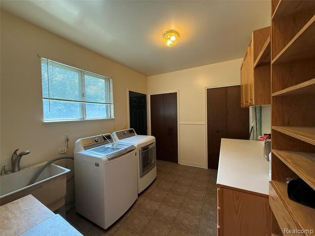 2356 Hinge Drive, Troy, MI 48083