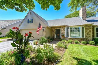 10241 N Westport CIRCLE, Mequon, WI 53092