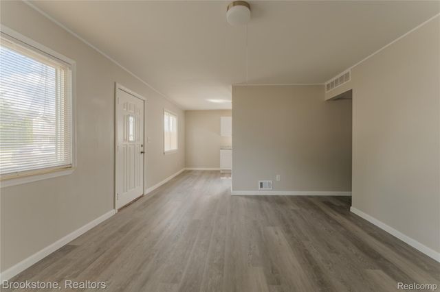 110 E Cornell Avenue, Pontiac, MI 48340