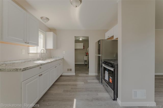 110 E Cornell Avenue, Pontiac, MI 48340