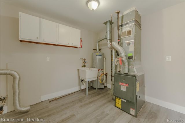 110 E Cornell Avenue, Pontiac, MI 48340