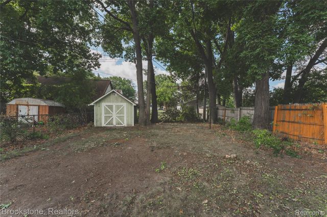 110 E Cornell Avenue, Pontiac, MI 48340