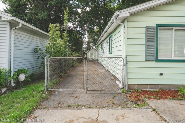 110 E Cornell Avenue, Pontiac, MI 48340