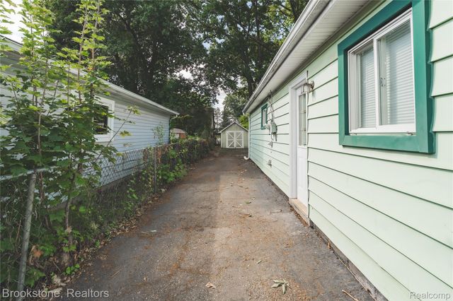 110 E Cornell Avenue, Pontiac, MI 48340