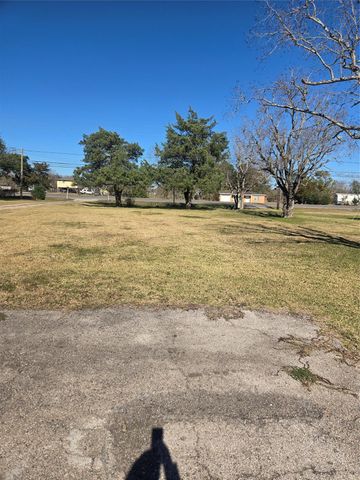 6205 Highway 6, Hitchcock, TX 77563