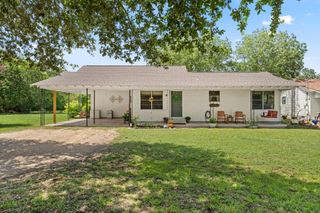 1215 Bois Darc ST, Lockhart, TX 78644