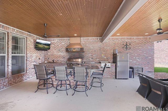 11090 Toria Ln, St Amant, LA 70774