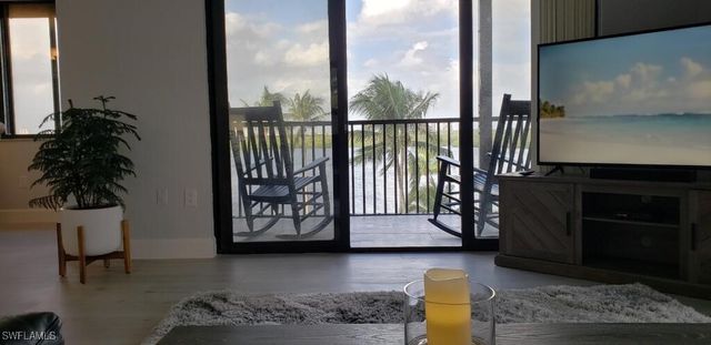 15 Bluebill AVE 406, Naples, FL 34108