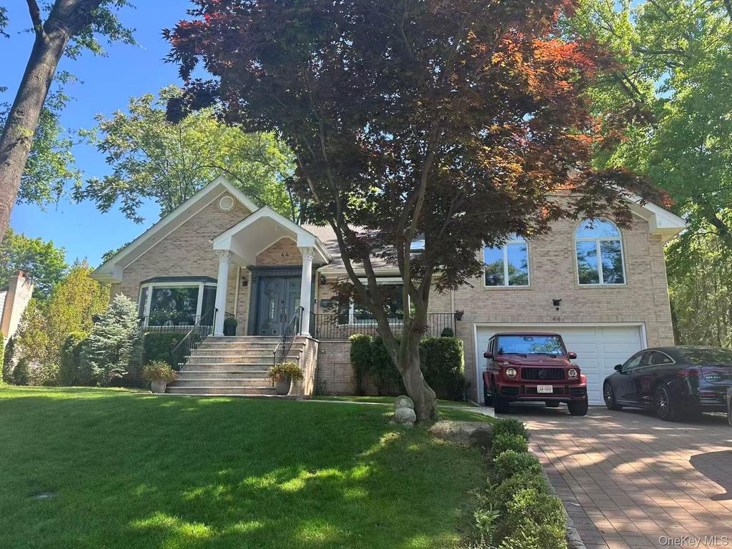 44 Old Field Lane, Great Neck, NY 11020