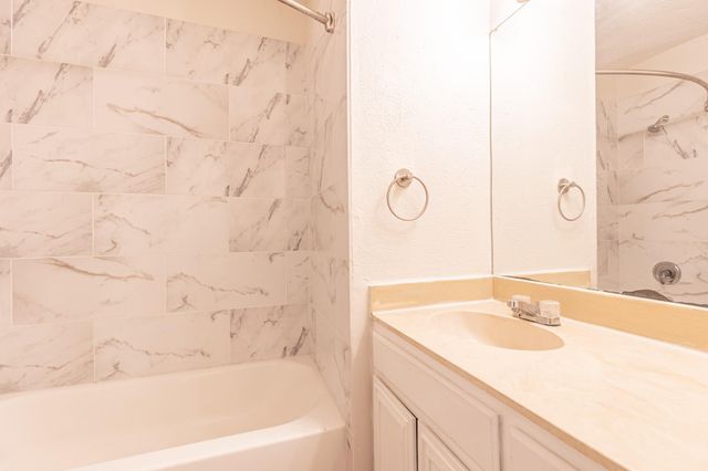 323 W William Cannon DR B, Austin, TX 78745