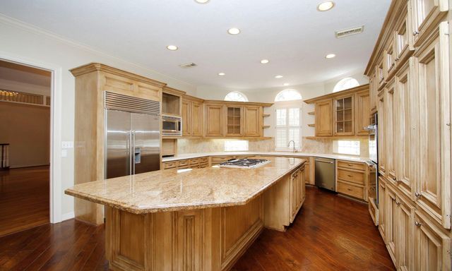 8 Epernay Place, Jersey Village, TX 77040