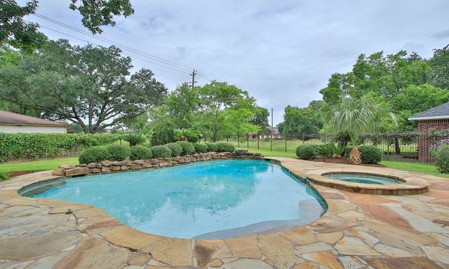 8 Epernay Place, Jersey Village, TX 77040