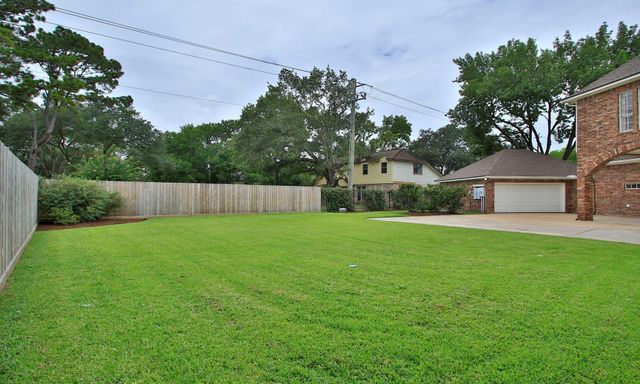 8 Epernay Place, Jersey Village, TX 77040