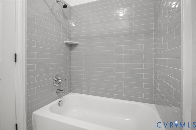 6421 Lakeshore Dr, Quinton, VA 23141