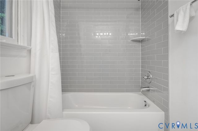 6421 Lakeshore Dr, Quinton, VA 23141