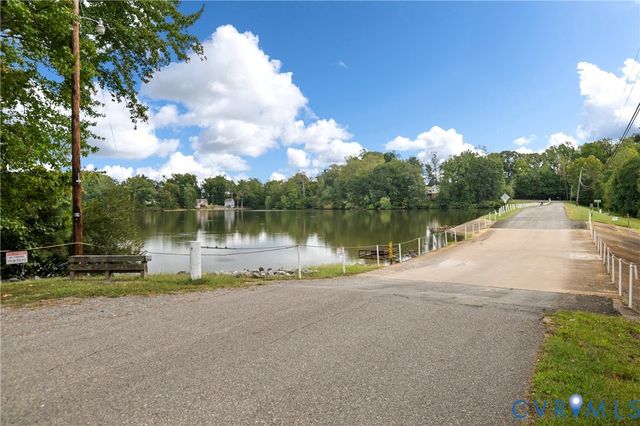 6421 Lakeshore Dr, Quinton, VA 23141