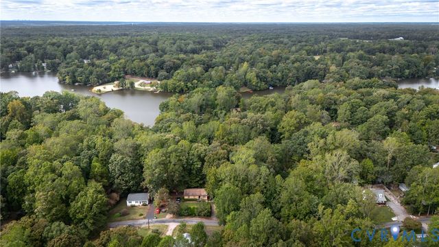 6421 Lakeshore Dr, Quinton, VA 23141