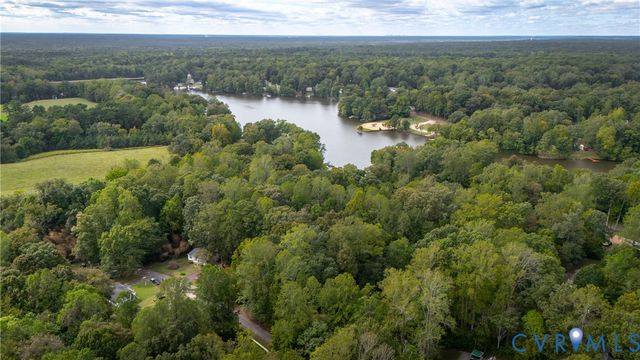 6421 Lakeshore Dr, Quinton, VA 23141