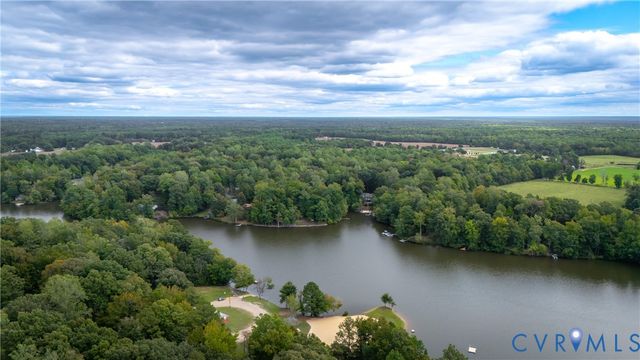 6421 Lakeshore Dr, Quinton, VA 23141