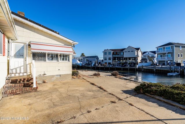 8 Kingfisher Lane, Toms River, NJ 08753