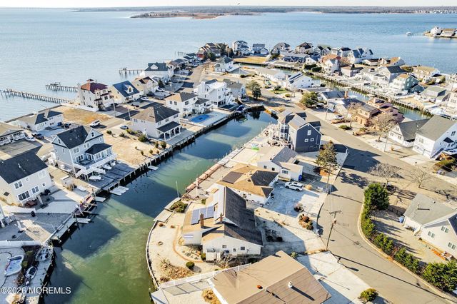 8 Kingfisher Lane, Toms River, NJ 08753