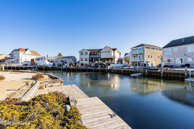 8 Kingfisher Lane, Toms River, NJ 08753