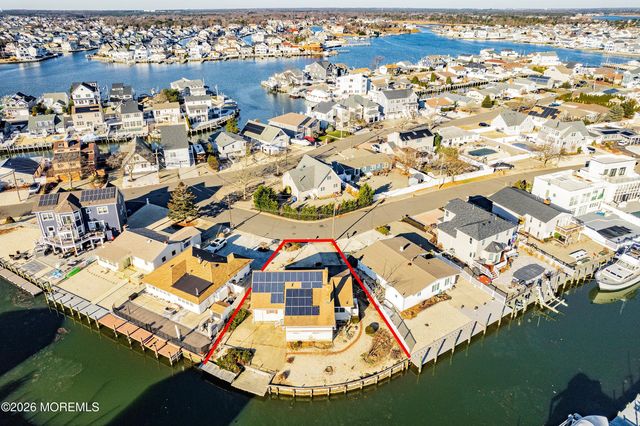 8 Kingfisher Lane, Toms River, NJ 08753