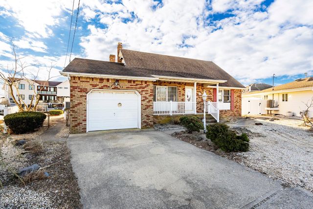 8 Kingfisher Lane, Toms River, NJ 08753