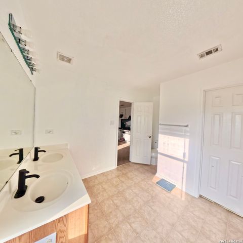 611 Sanderling, San Antonio, TX 78245