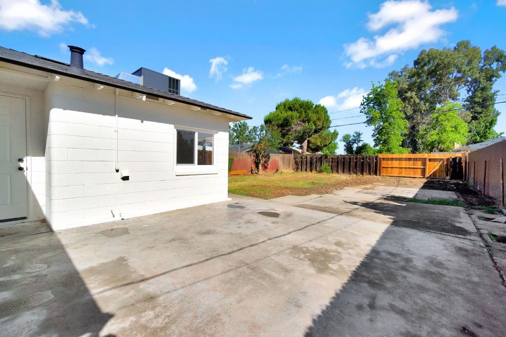 Image 5 of property listing at 2819 E Tyler Avenue, Fresno, CA 93701