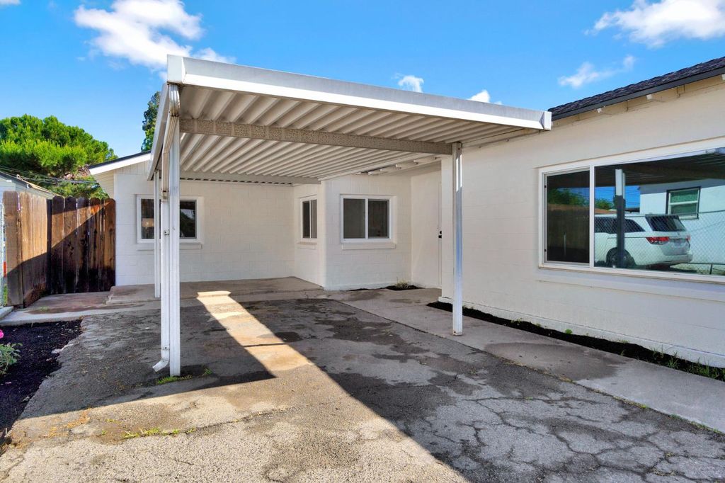Image 7 of property listing at 2819 E Tyler Avenue, Fresno, CA 93701