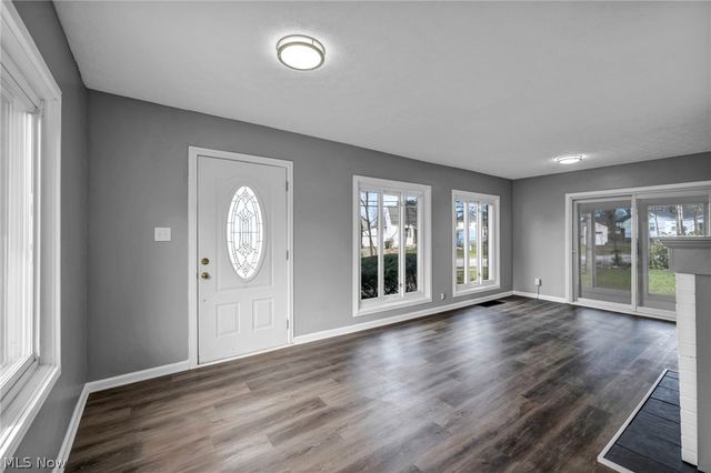 204 Grove Avenue, Cuyahoga Falls, OH 44221