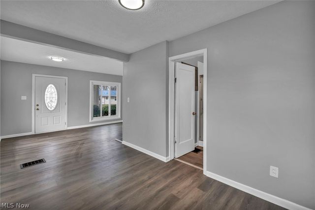 204 Grove Avenue, Cuyahoga Falls, OH 44221