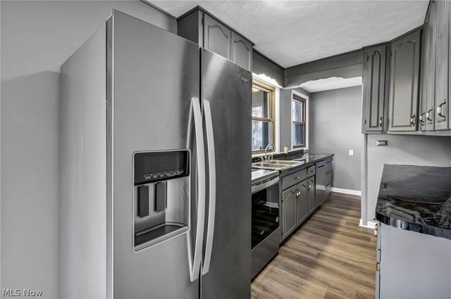 204 Grove Avenue, Cuyahoga Falls, OH 44221