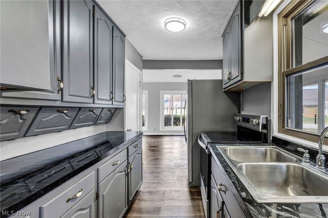 204 Grove Avenue, Cuyahoga Falls, OH 44221