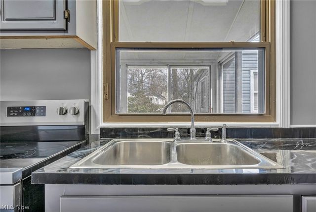 204 Grove Avenue, Cuyahoga Falls, OH 44221