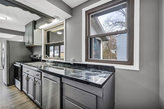 204 Grove Avenue, Cuyahoga Falls, OH 44221