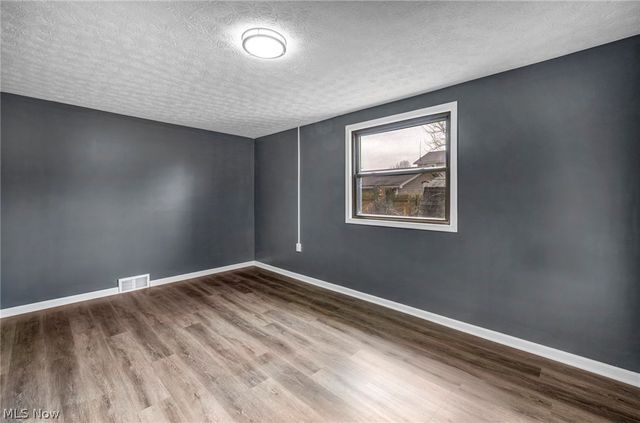 204 Grove Avenue, Cuyahoga Falls, OH 44221