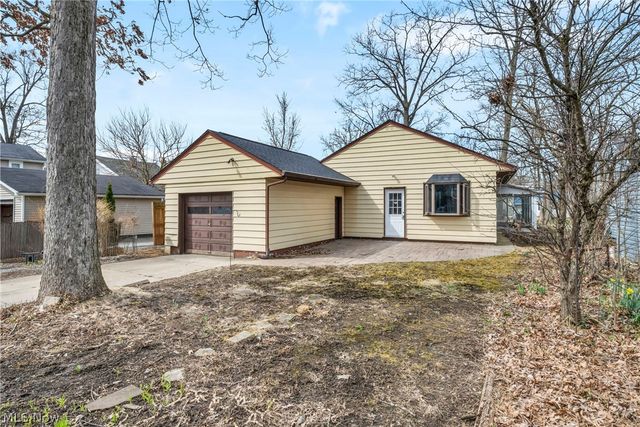 204 Grove Avenue, Cuyahoga Falls, OH 44221