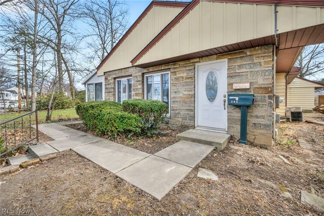 204 Grove Avenue, Cuyahoga Falls, OH 44221