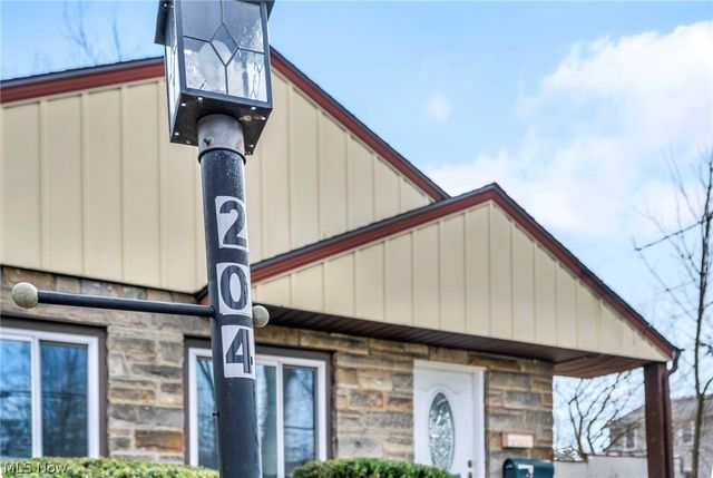 204 Grove Avenue, Cuyahoga Falls, OH 44221