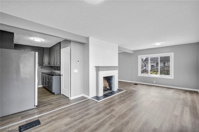 204 Grove Avenue, Cuyahoga Falls, OH 44221