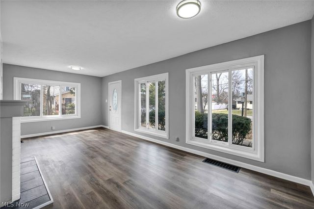 204 Grove Avenue, Cuyahoga Falls, OH 44221