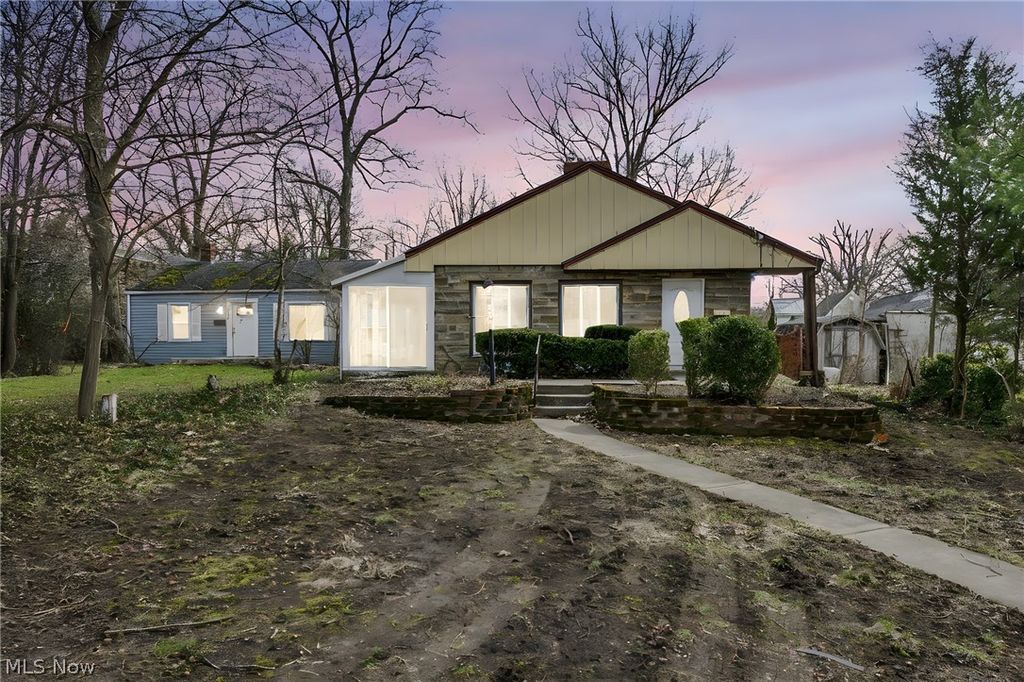 204 Grove Avenue, Cuyahoga Falls, OH 44221