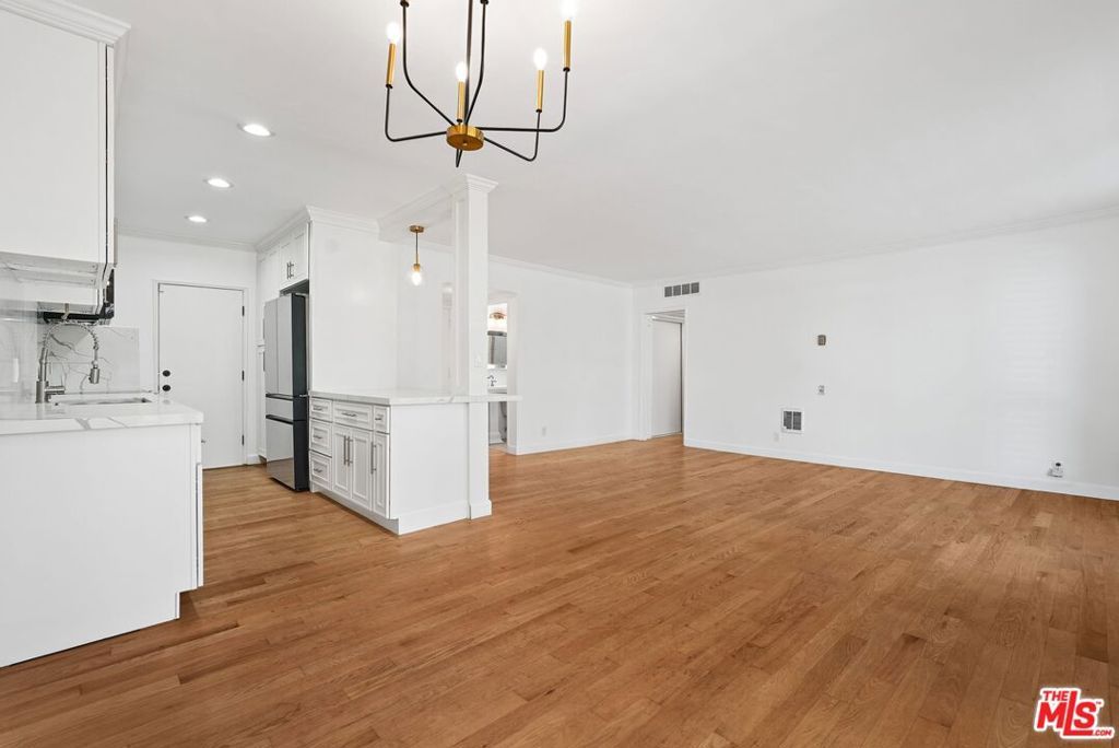 Image 10 of property listing at 7270 Hillside Avenue 302, Los Angeles, CA 90046