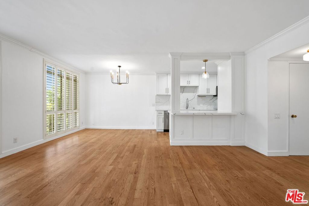 Image 11 of property listing at 7270 Hillside Avenue 302, Los Angeles, CA 90046