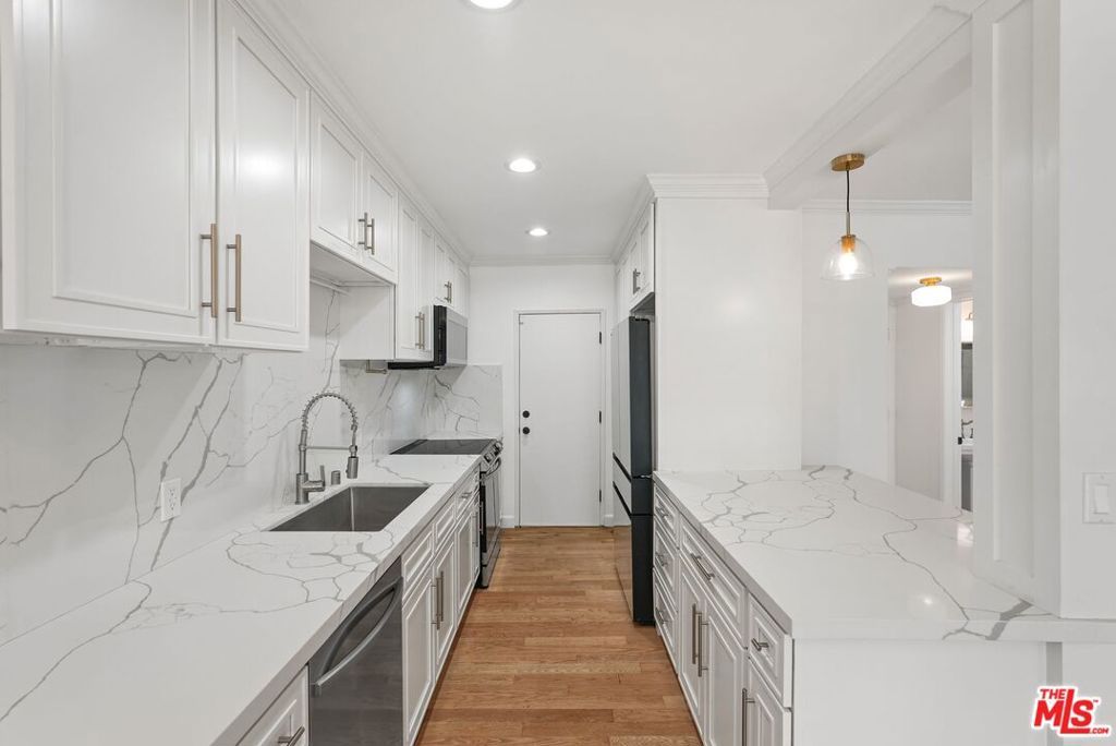 Image 12 of property listing at 7270 Hillside Avenue 302, Los Angeles, CA 90046