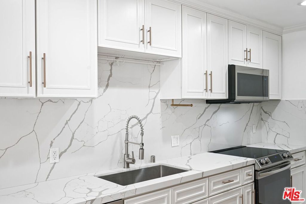 Image 14 of property listing at 7270 Hillside Avenue 302, Los Angeles, CA 90046